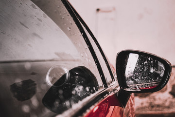 Automovil rojo siendo lavado en un lavadero CARWASH