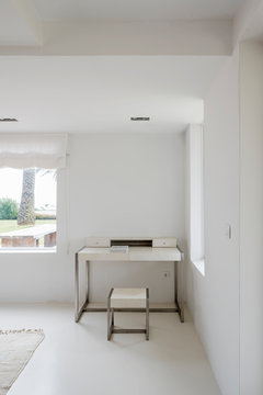 minimalist bureau