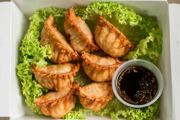 gyoza empanada comida deliciosa asiatica y lechuga  desde arriba