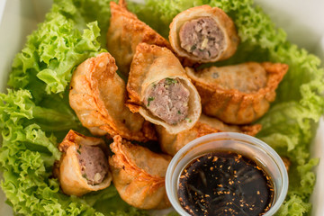 gyoza empanada comida deliciosa asiatica y lechuga cortada a la mitad desde arriba