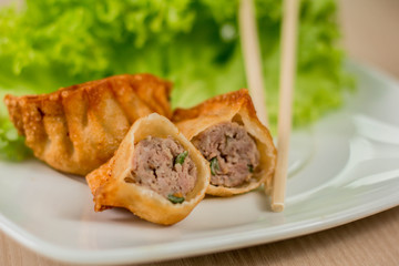 gyoza empanada comida deliciosa asiatica y lechuga cortada a la mitad