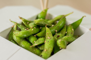 Comida asiatica en caja blanca con palillos