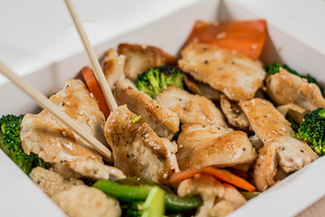 carne comida asiatica chopsticks rico con verduras brócoli zanahoria