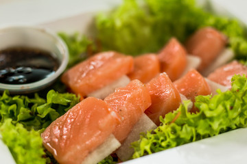 sashimi suculento rico comida asiática en salsa