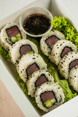 rollo de sushi con ajonjolí dos con salsa