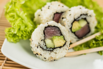 rollo de sushi con ajonjolí dos