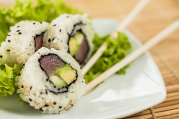 rollo de sushi con ajonjolí dos