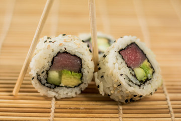 sushi con ajonjolí dos