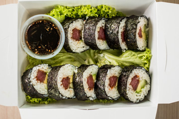 sushi con algas en caja y salsa