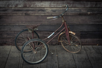 Fototapeta na wymiar old bicycle on the wall