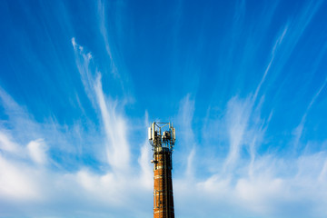 Wieża telekomunikacyjna na tle nieba
