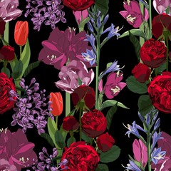Fototapety  Wzór. Piękna tkanina kwitnąca realistyczne kwiaty na białym tle. Vintage czerwone fioletowe tło. Lilie Amarylis, róże, liliowe, polne kwiaty. Tapeta barokowa.