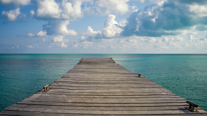 Fototapeta na wymiar Karibischer Strand mit einem Anlegesteeg