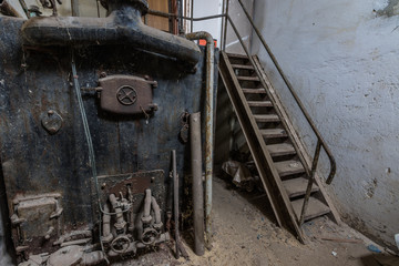 rostiger ofen und stiegen in einem keller