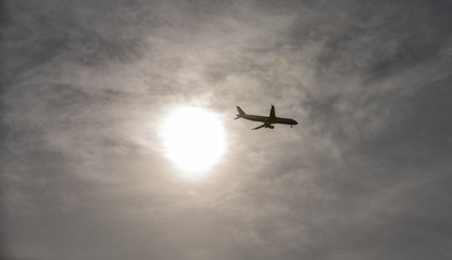 Fototapeta na wymiar avion dans le soleil