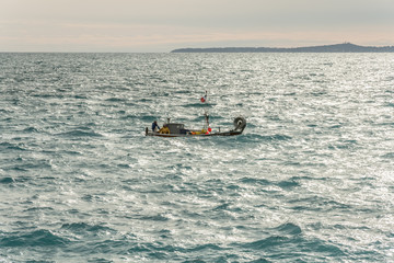 bateau de pêcheurs dans la mer houleuse