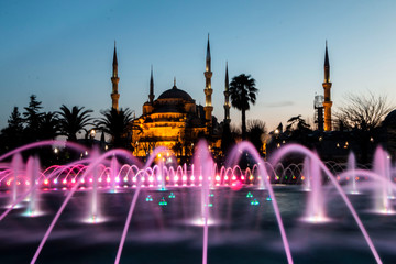 Fototapeta na wymiar ISTANBUL, TURKEY - JANUARY 1, 2019: Park in Sultanahmet Square with the fountain, in Istanbul, Turkey.