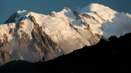 Crédence de cuisine en verre imprimé Mont Blanc silhouette d& 39 une personne en randonnée devant la montagne du mont-blanc