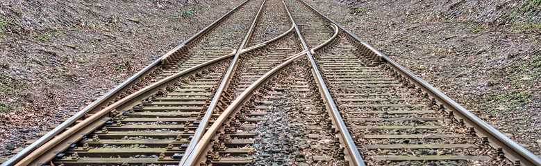 Foto op Plexiglas Entscheidung - Die Schienen kommen in einer Weiche zusammen  © festfotodesign