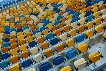 Fototapeta premium niebieskie krzesło na stadionie sportowym
