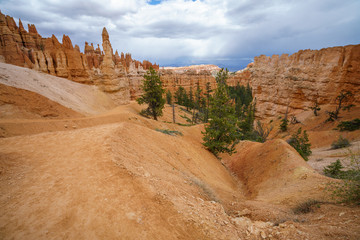 hiking the peek-a-boo loop in bryce canyon in utah in the usa