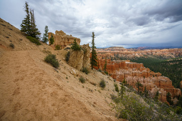 hiking the peek-a-boo loop in bryce canyon in utah in the usa