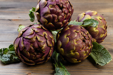 Obraz premium Gruppo di carciofi sul tavolo