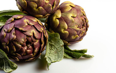 Gruppo di carciofi sul tavolo