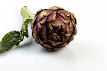 Obraz premium Gruppo di carciofi sul tavolo