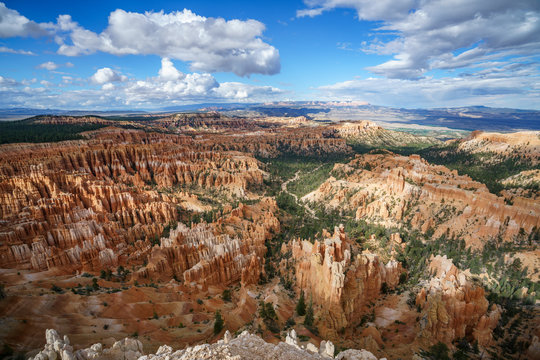 hiking the rim trail in bryce canyon national park in utah in the usa