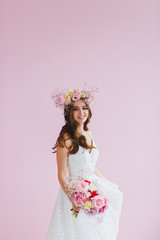 Naklejka premium Close-up portrait of beautiful bride with flower wreath on her head