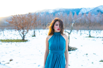 雪景色と青いドレスの女性