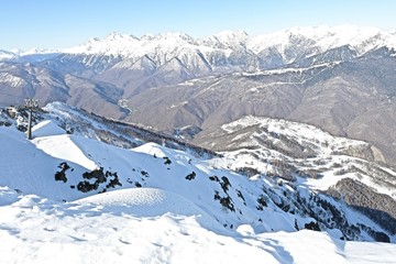 Obraz premium snow-capped mountain peaks in a ski resort