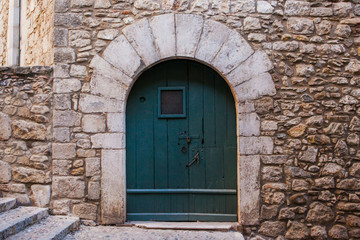 Fototapeta na wymiar old Door of a medieval town in Europe