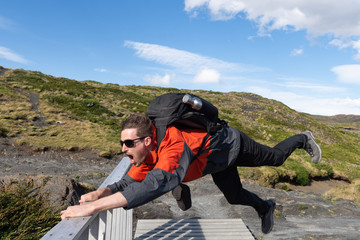 Jeune homme qui s'envole au vent dans la tempête