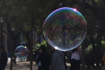 Dos burbujas en el aire