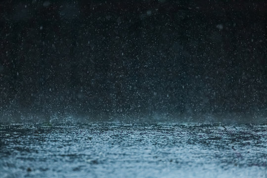 土砂降りの雨