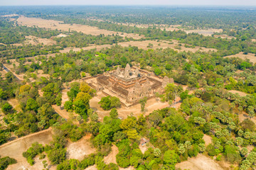 Fototapeta na wymiar Le temple Prè Rup et la campagne cambodgienne dans le domaine des temples de Angkor, au Cambodge