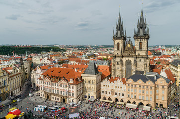 Naklejka premium Praga, Republika Czeska 15 maja 2015: Słynny Rynek Starego Miasta widziany z Ratusza Starego Miasta w Pradze Republika Czeska