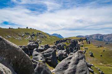 Fototapeta na wymiar 뉴질랜드 캐슬힐 고대 비석 큰 돌산과 푸른하늘