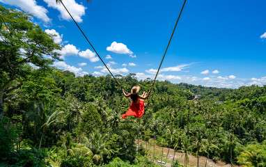 숲속에서 그네를 타고있는 빨간 드레스를 입은 여자 bali ubud