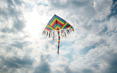 Papalote de colores volando junto al sol