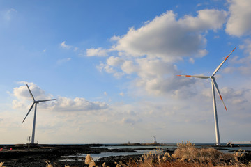 풍력발전기가  보이는 아름다운 바닷가의 풍경