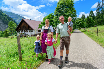 Fototapeta premium Sonntagsspaziergang mit der Familie in den Allgäuer Bergen