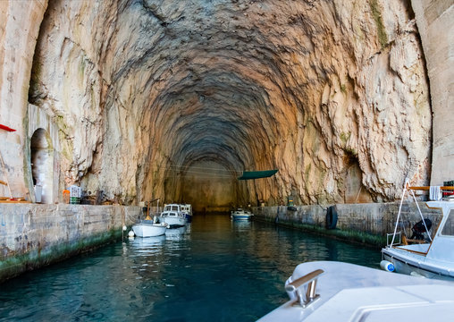 U-Boot Bunker Insel Brac Kroatien Milna Anleger Versteck gesprengt Felsen Steilk&uuml;ste Adria Mittelmeer Kommunismus Submarine Garage Unterschlupf Kalter Krieg Tito Jugoslavien Fischerboote