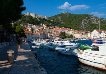 Hvar Hafen Altstadt Insel Kroatien Bucht Festung Fischerboote Ufer Promenade Urlaub Ferien...