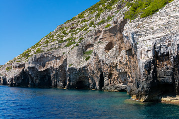 Vis Insel Adria Kroatien Mittelmeer Steilküste Felsen Meer türkis klares Wasser Höhlen Karst...