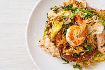 Stir-fried vermicelli with vegetables and seafood  in sukiyaki sauce