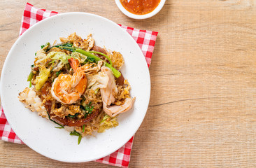 Stir-fried vermicelli with vegetables and seafood  in sukiyaki sauce