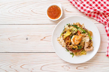 Stir-fried vermicelli with vegetables and seafood  in sukiyaki sauce